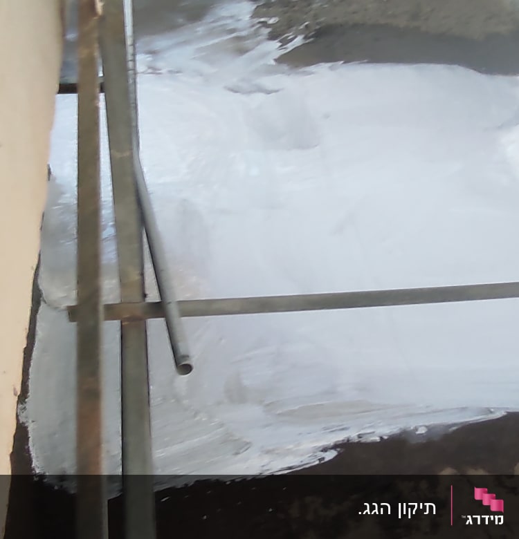 גג עם שכבת צבע לבן ויחידת מיזוג אוויר